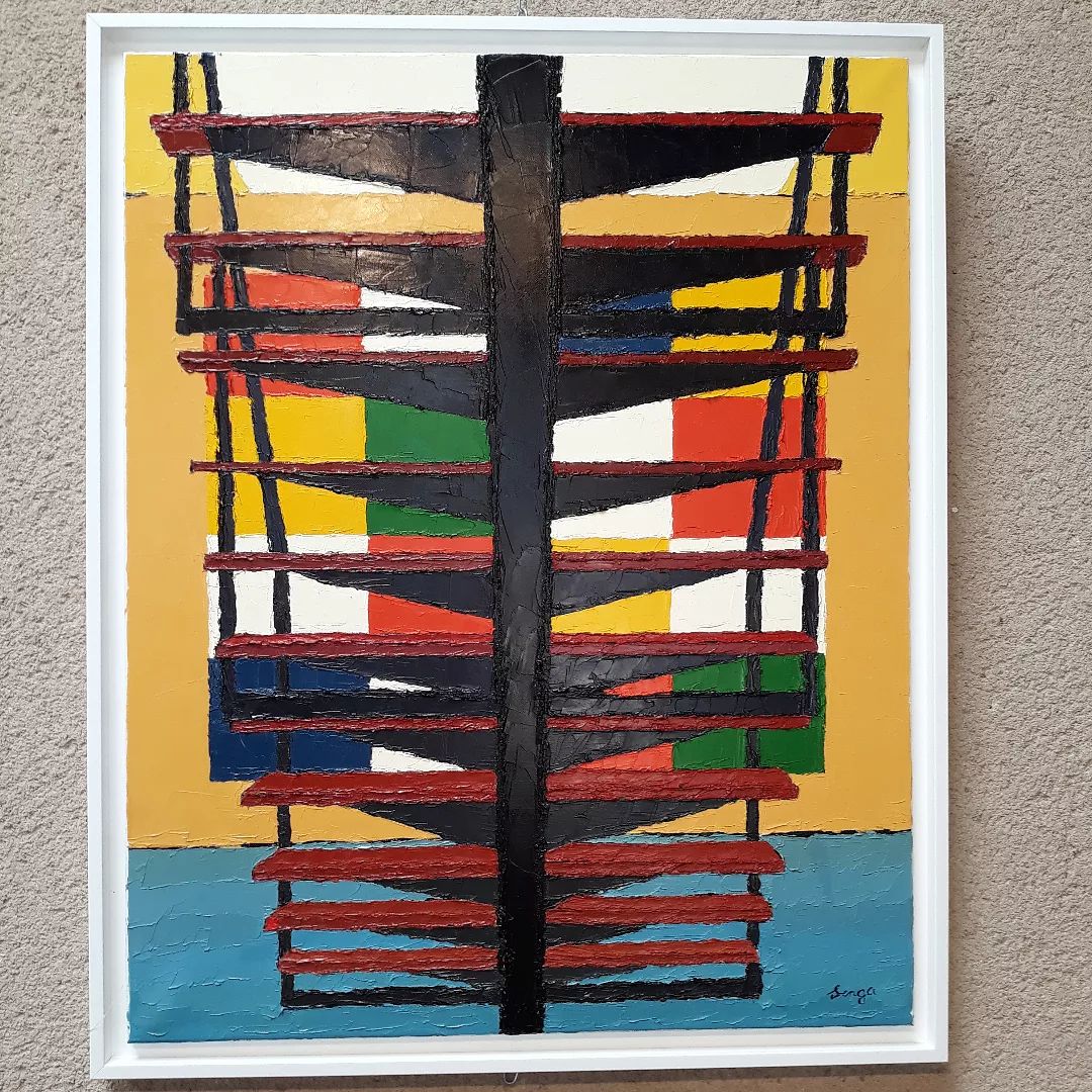 Derrière l'escalier